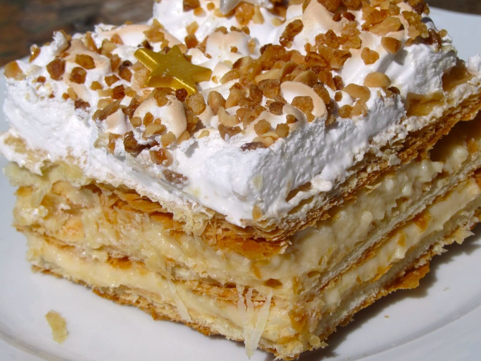 Receta de tarta costrada soriana, el postre tradicional con hojaldre, crema pastelera y nata ideal para celebrar