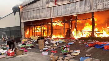 Los manifestantes provocaron varios destrozos