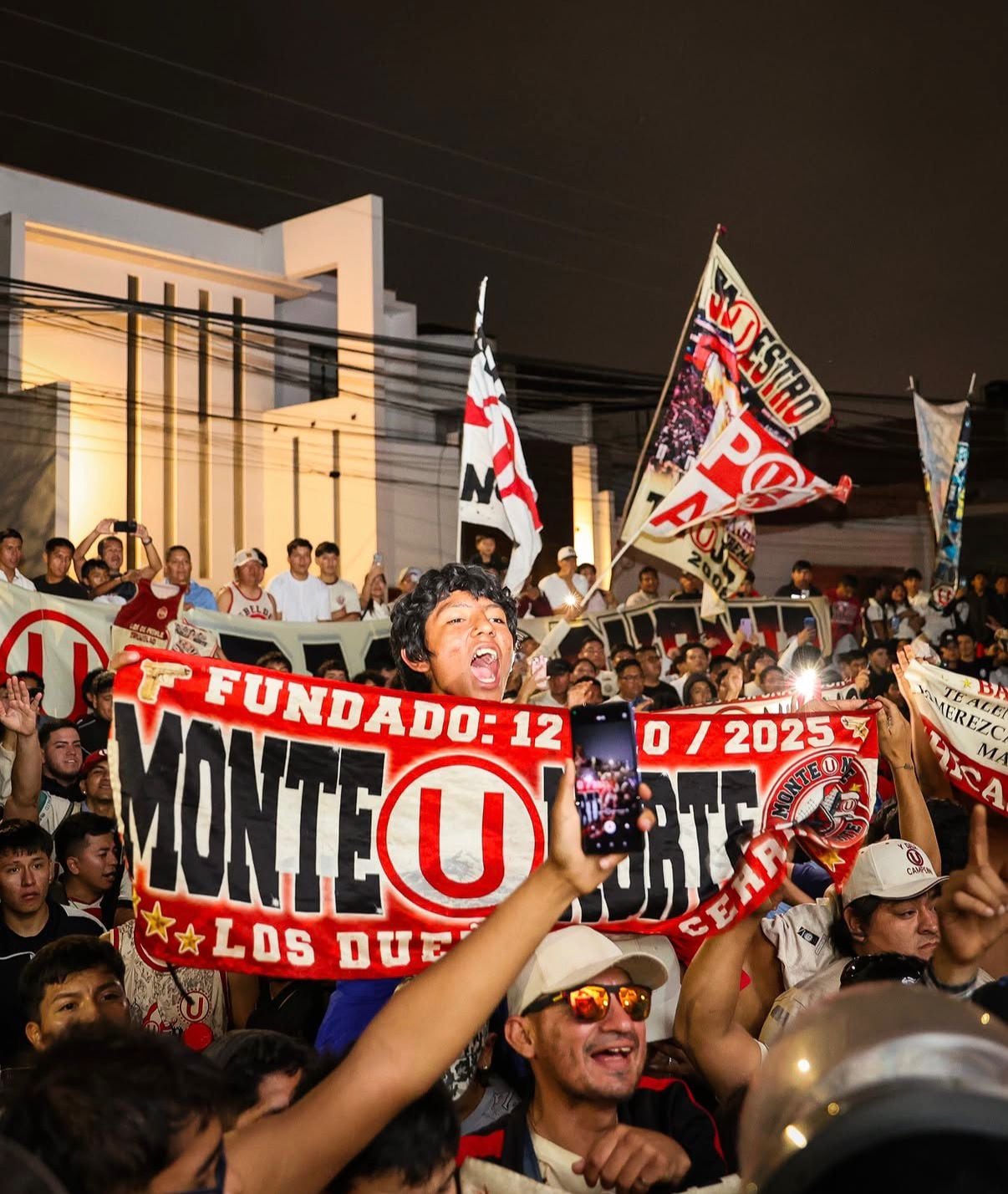 Torcedores do Universitario seguram bandeira em Trujillo antes da partida contra o Pirata FC.