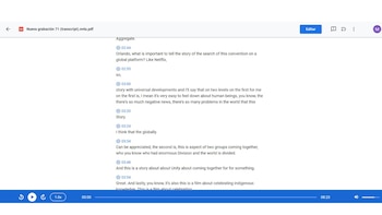 Captura de pantalla de un programa de computadora con una transcripción de audio. Se observa el texto del diálogo y controles de reproducción en la parte inferior