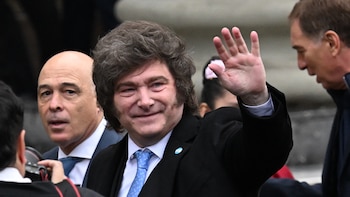 Milei se esfuerza por mostrar un Gobierno activo: releección en la mira y alivio por el freno en la caída de su imagen