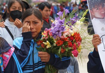 Una joven llora durante la procesión de entierro del estudiante que murió durante las protestas en contra de la nueva presidenta de Perú, Dina Boluarte, en Andahuaylas, Perú, el lunes 12 de diciembre de 2022. El Congreso de Perú votó la semana anterior para destituir a Pedro Castillo del cargo y reemplazarlo con la vicepresidenta, Boluarte, poco después de que Castillo intentara disolver el Parlamento antes de la votación prevista para su remoción. (AP Foto/Franklin Briceno)