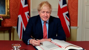 Boris Johnson, firmando el acuerdo