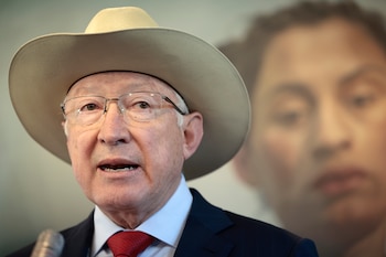 Añorve cuestionó los ataques contra Ken Salazar y los relacionó con el libro que anunciaría. EFE/José Méndez