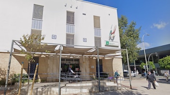 Una paciente del Centro de Salud Amante Laffon (Sevilla) agrede a su médico en consulta: “Ha abierto el bote donde contenía las heces para la prueba y ha comenzado a esparcirlas”