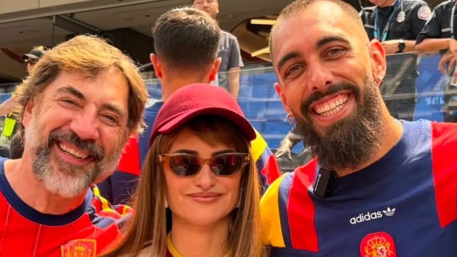 Borja Iglesias junto a Penélope Cruz y Javier Bardem. (Instagram @mariavalero)