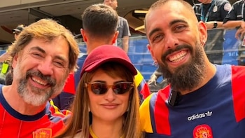 Borja Iglesias desvela cómo nació su inesperada amistad con Penélope Cruz y Javier Bardem: “Me escribió por WhatsApp”