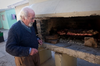Arquímedes Puccio haciendo un asado en General Pico en una de las entrevistas que le realizó Rodolfo Palacios, autor de esta nota