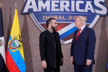 ARCHIVO – El presidente de Estados Unidos, Donald Trump, saluda a su homólogo de El Salvador, Nayib Bukele, izquierda, en la cumbre Escudo de las Américas, el 7 de marzo de 2026, en el Trump National Doral Miami en Doral, Florida. (AP Foto/Mark Schiefelbein, Archivo)