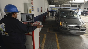 Los propietarios de vehículos con placa terminada en 1 cumplen la inspección técnica vehicular en marzo y obtienen el certificado necesario para circular - Créditos: Sutrán.