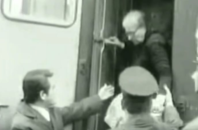 Una de las hijas de Basil alertó a la policía tras los comentarios de vecinos sobre el olor, lo que permitió el hallazgo de restos humanos en el local (Infobae en Vivo)