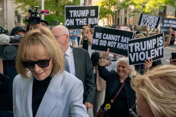 E. Jean Carroll saliendo de