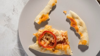 Trozos de pizza sobre un plato (Freepik)