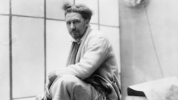 Tras ser enviada lejos de casa siendo bebé, se mantuvo fiel a su famoso padre, traduciendo su poesía mientras luchaba por diferenciar su legado literario de su ideología política fascista