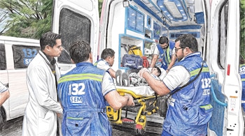 Ilustración a lápiz de personal médico con chalecos azules que ingresa a un niño en camilla a una ambulancia.