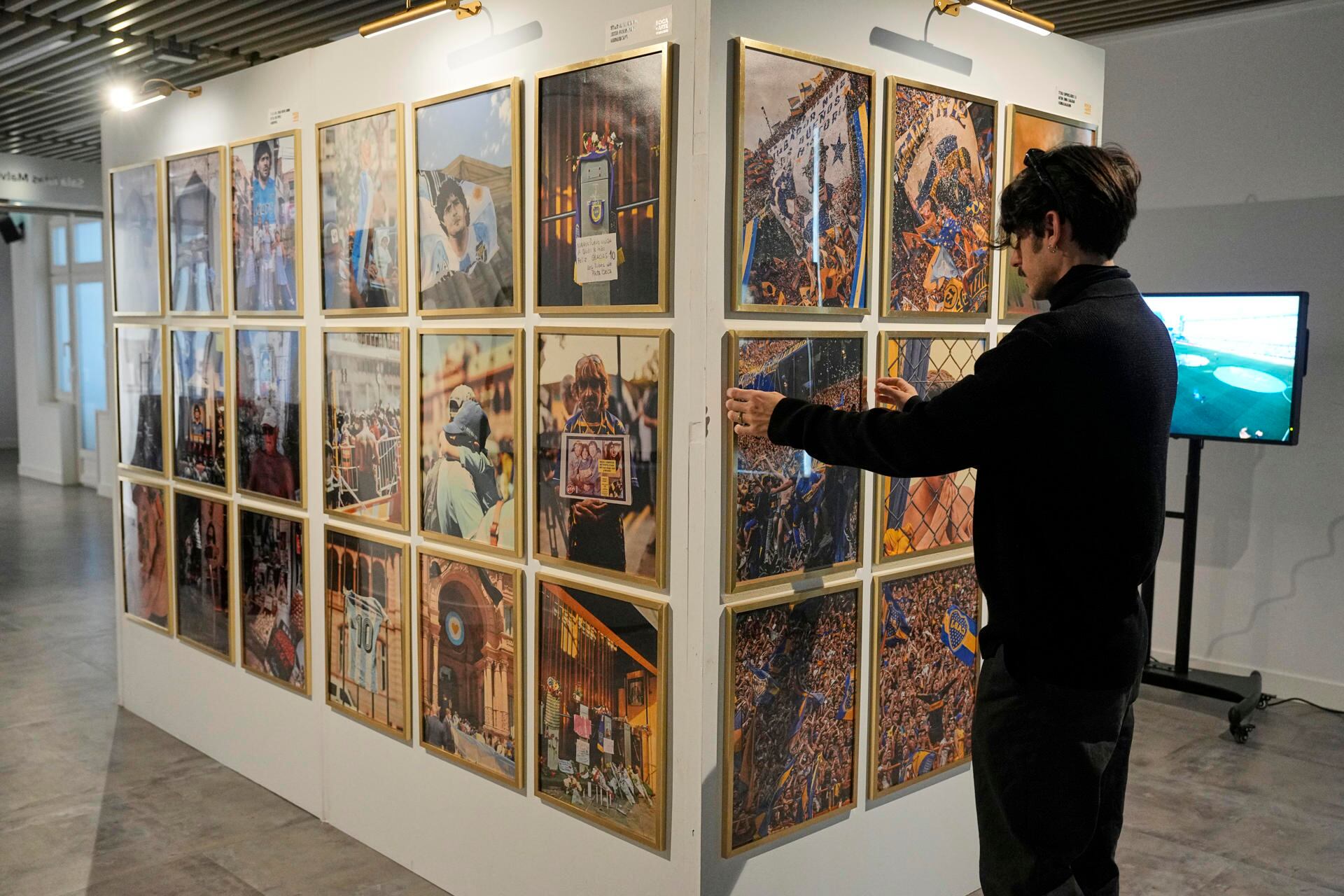 La figura de Diego Armando Maradona, ícono del fútbol argentino, uno de los ejes