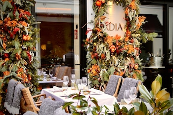 Entrada y terraza del restaurante