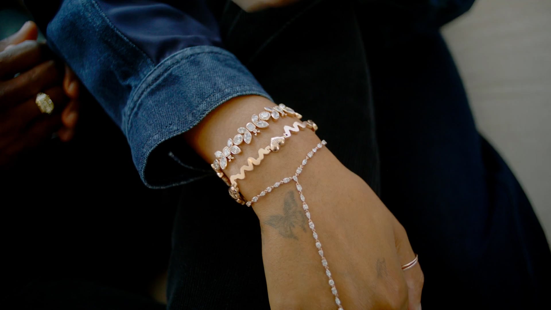 El brazalete de Savannah conserva los latidos de Bronny, Bryce y Zhuri. (Vogue)