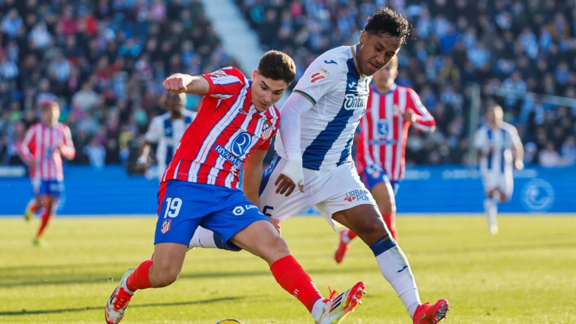 Renato Tapia midiéndose contra Julián Álvarez, en Butarque. - Crédito: EFE
