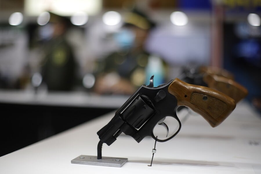 La decisión del presidente De la Espriella provocó que el sitio web de Indumil colapsara tras firmar el decreto que reactivó permisos de porte de armas en Colombia - crédito Álvaro Tavera/Colprensa