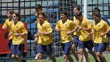 El plantel de Boca Juniors corre durante el entrenamiento realizado en Casa Amarilla (Foto NA: CLAUDIA CONTERIS)