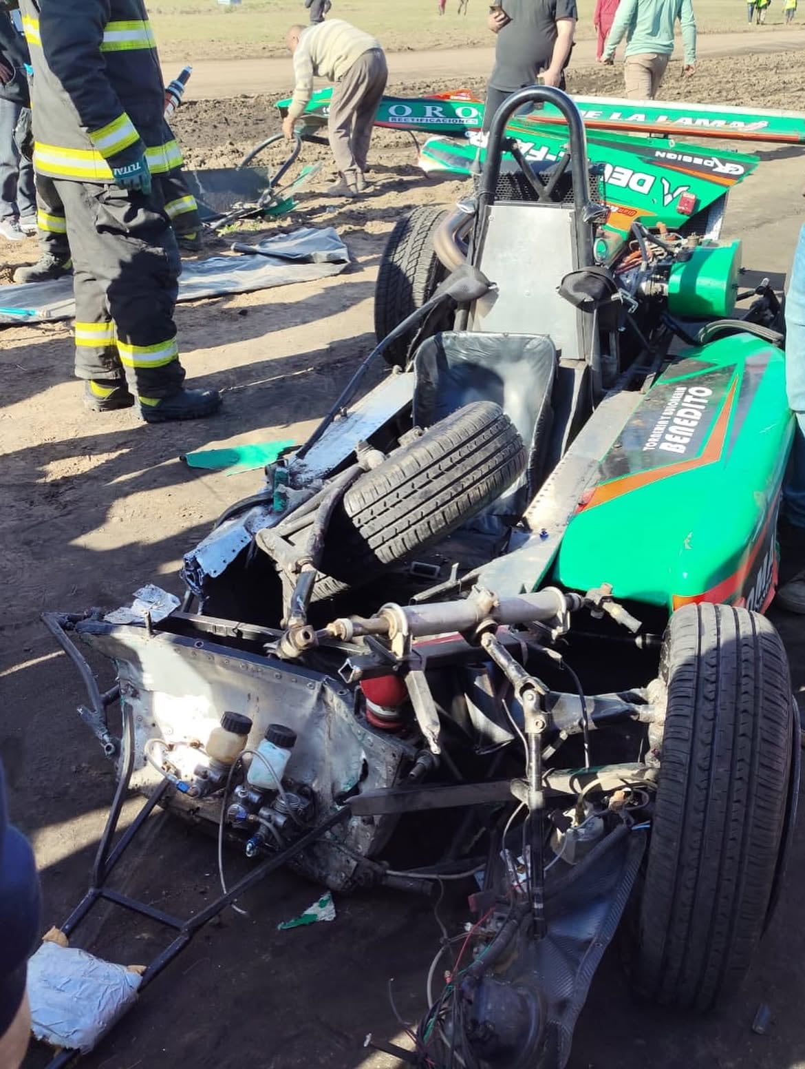 Un múltiple choque en la primera vuelta de la Fórmula Uno de ACAS dejó imágenes impactantes (@poleposition_106.3)
