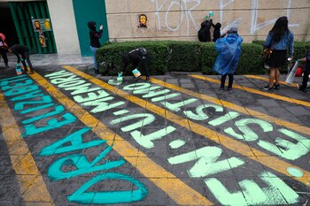 Una docena de activistas trans