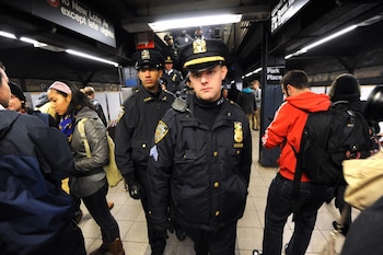 Agentes del NYPD supervisan el flujo de pasajeros en una estación del metro de Nueva York. El sistema de transporte se mantiene como un foco clave dentro de las políticas de seguridad urbana.