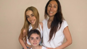 Juani junto a Eulogia, su mamá, e Isabella, su hermana (Crédito: familia Carnevale)