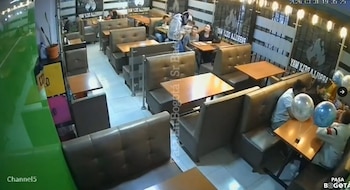 Un intento de hurto en un restaurante de Ciudad Jardín, sur de Bogotá, fue frustrado gracias a la reacción de los comensales y la Policía Nacional - crédito @PasaenBogota / X