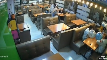 Comensales frustraron violento asalto en un restaurante de Bogotá: en el forcejeo el ladrón se disparó e hirió a otra persona