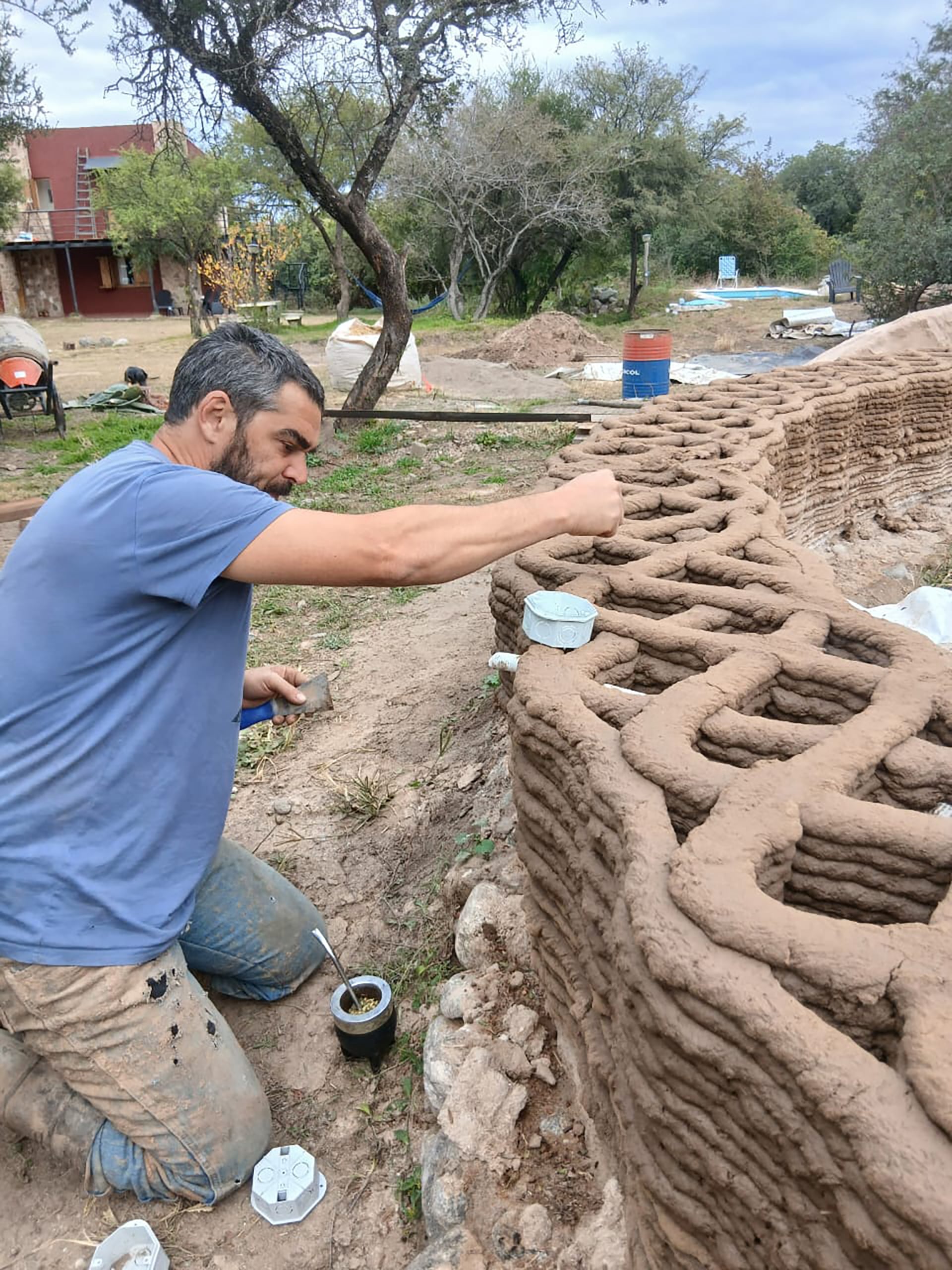 Durante la impresión pueden incorporarse cañerías, conductos e instalaciones, evitando tareas posteriores de picado y reduciendo tiempos de obra