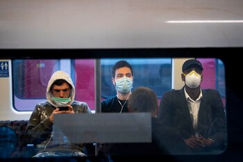 Pasajeros con barbijos en la