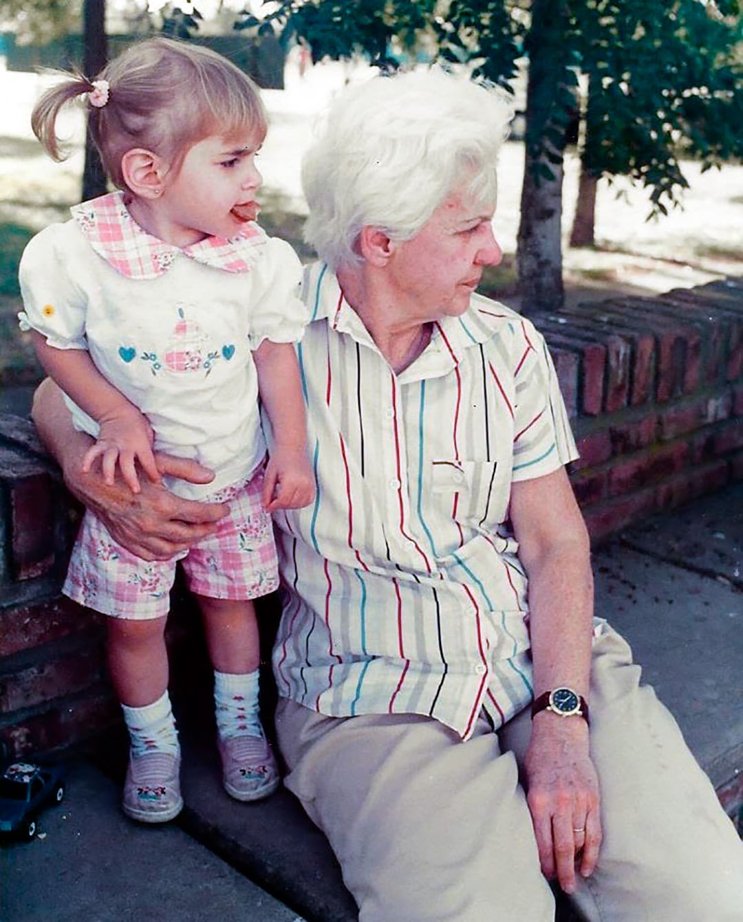 Hay diferencia entre ser un apoyo y tener que sustituir a los padres. Esto último requiere a su vez de apoyos a los abuelos