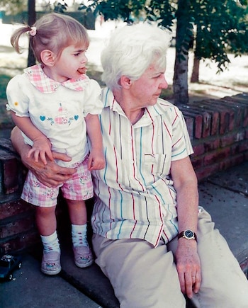 Hay diferencia entre ser un apoyo y tener que sustituir a los padres. Esto último requiere a su vez de apoyos a los abuelos