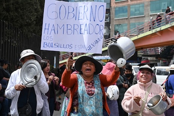 Mujeres protestan contra la inflación