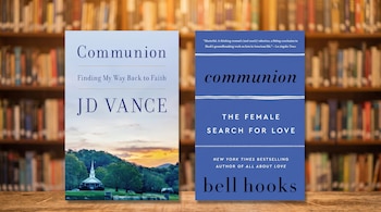 Dos portadas de libros: "Communion" de J.D. Vance y "communion" de bell hooks. Están sobre una mesa de madera. Fondo con estanterías de libros.