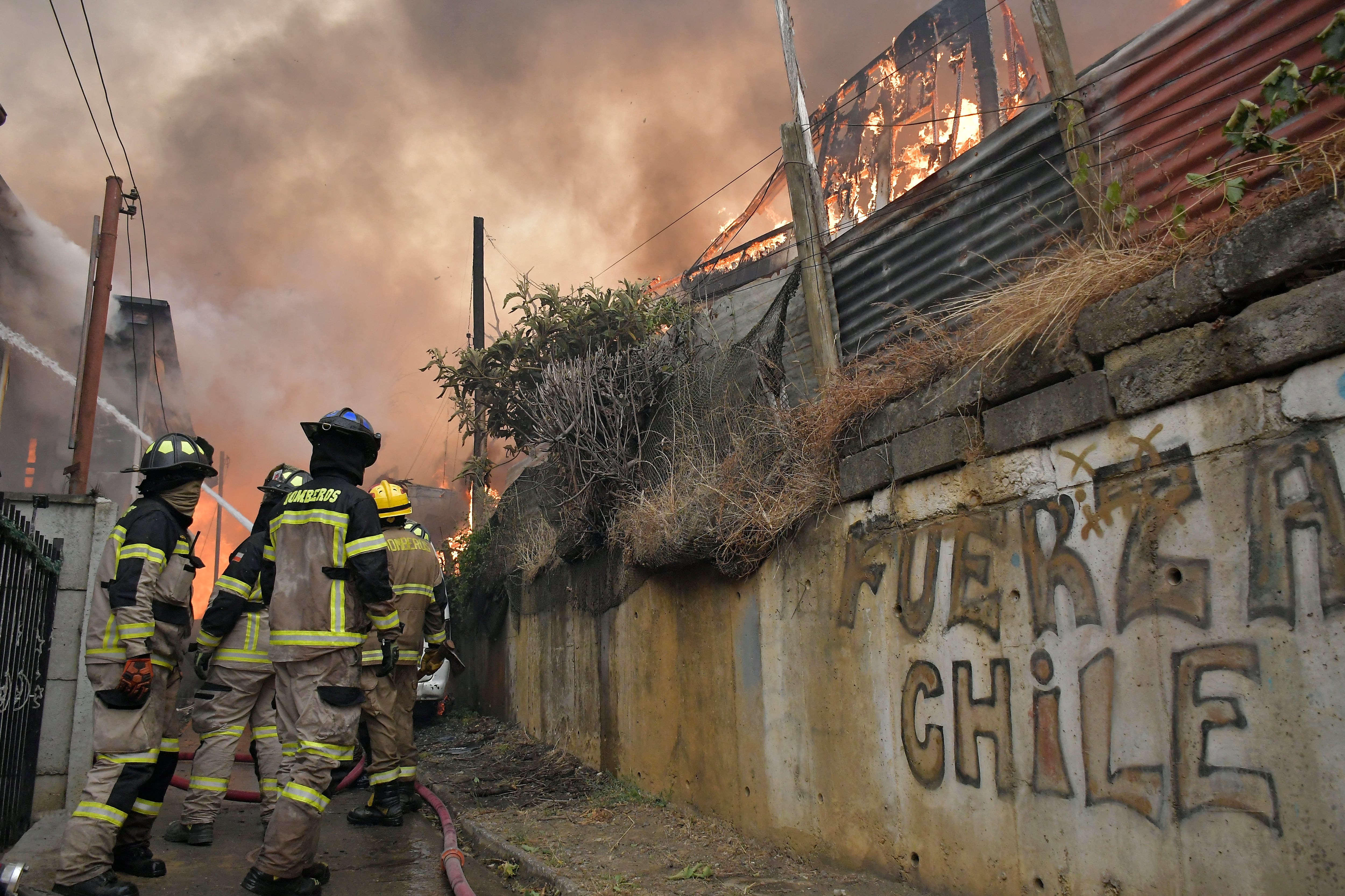 Chile enfrenta una grave emergencia por incendios forestales en las regiones de Ñuble y Biobío. (Photo by GUILLERMO SALGADO / AFP)