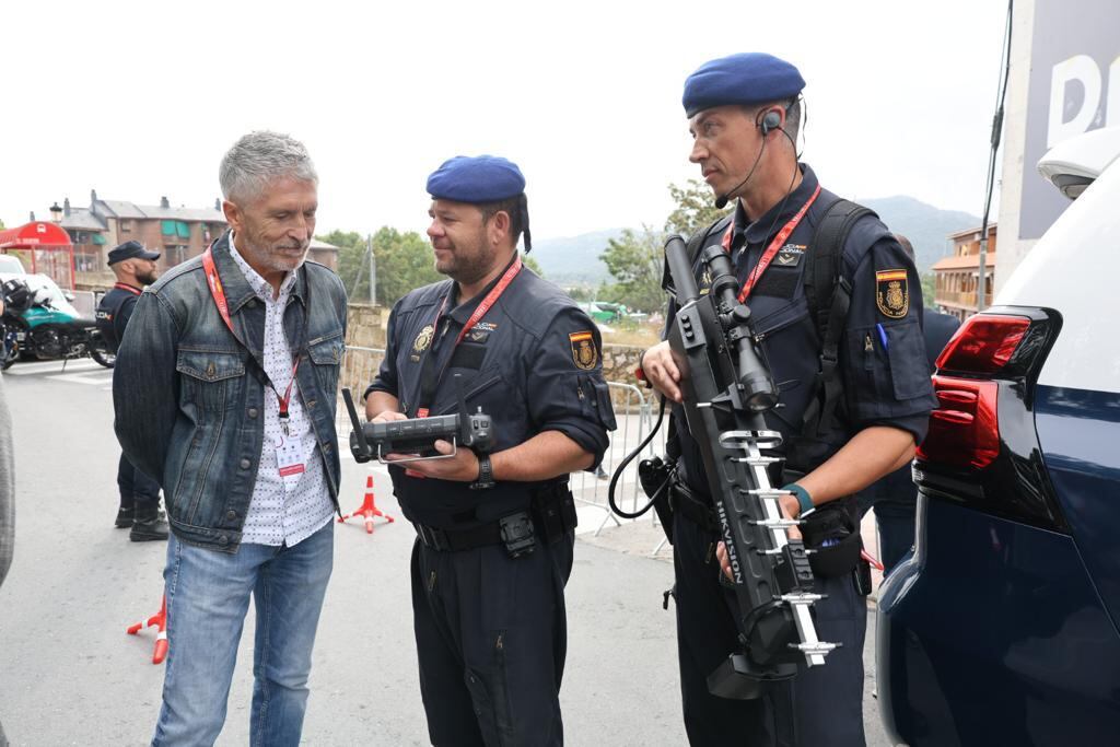 El ministro del Interior, Fernando Grande-Marlaska, con un equipo de detección de drones de la Policía Nacional