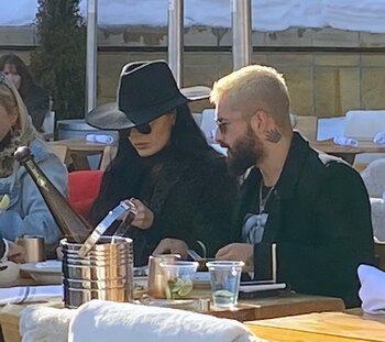 El cantante acompañado por Vivien