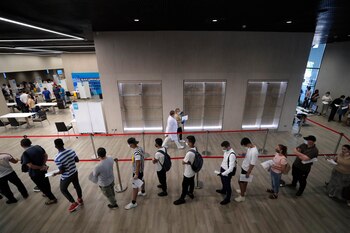 Varias personas esperan su turno