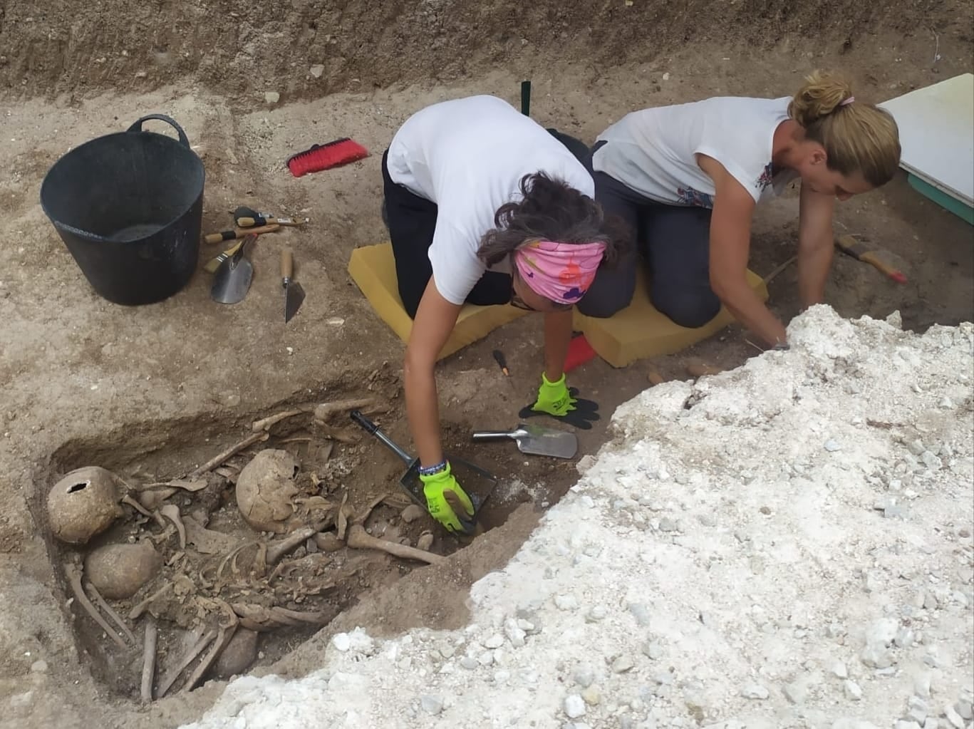 Trabajos de exhumación e identificación de las fosas comunes del Cementerio Municipal de San José de Cabra, en Córdoba. (Europa Press)