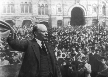 Vladimir Ilich Lenin (1870-1924), dirigiéndose