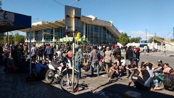 Cientos de personas el día siguiente se dieron cita en la terminal de micros a la espera de volver a su domicilio (@cyngarciaradio)