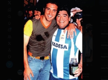 Scaloni y Maradona, que viste la camiseta del Depor. (@Juanborrego98/X)