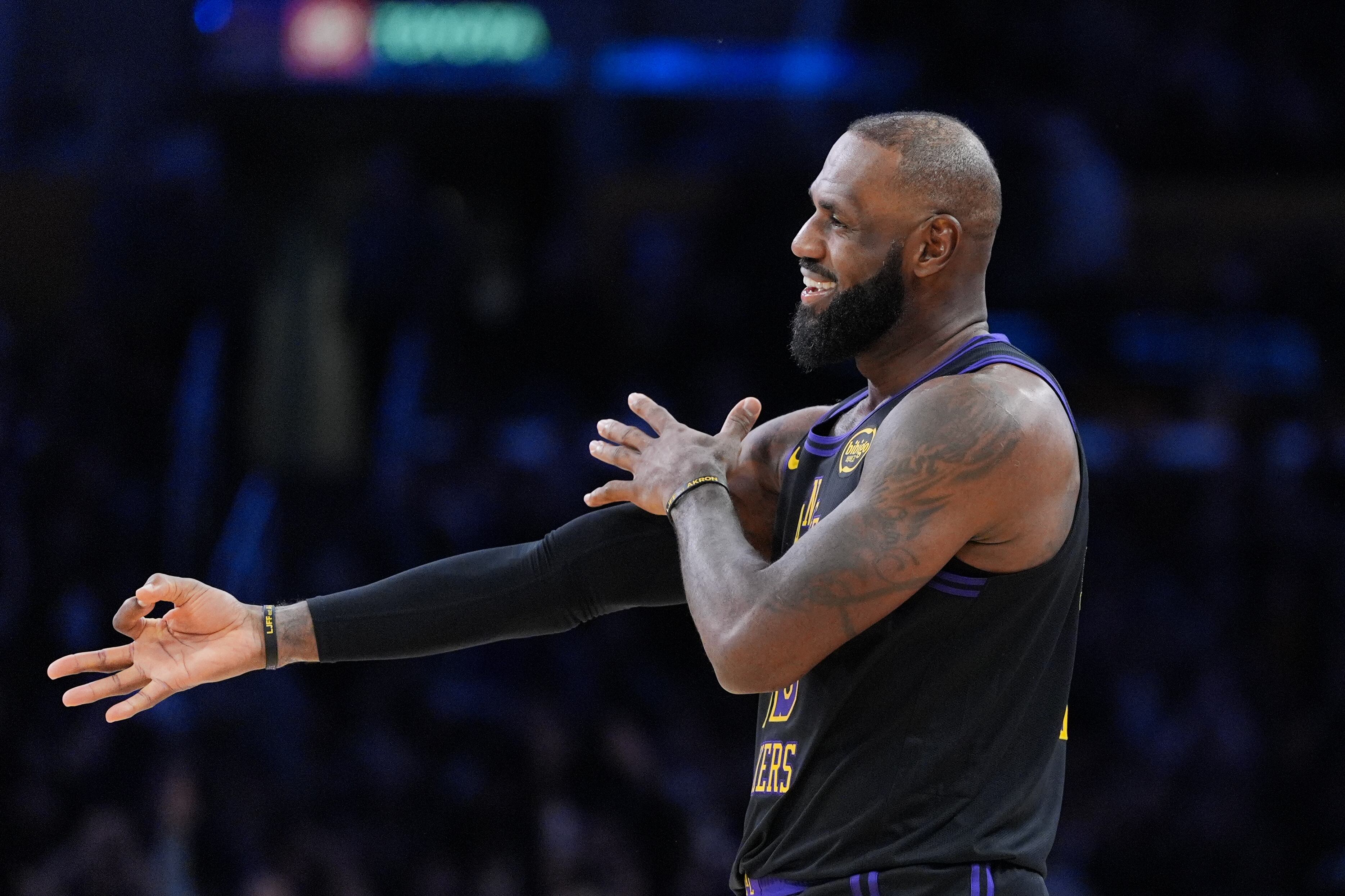 LeBron destaca el orgullo y la emoción de acompañar el crecimiento y aprendizaje de Bronny en el competitivo entorno de los Lakers (AP Foto/Jae C. Hong)