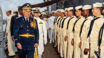 Pintura al óleo de un oficial naval en uniforme oscuro inspeccionando una fila de marineros en uniforme blanco y otros oficiales a bordo de un buque.