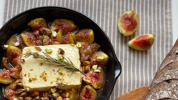 Receta de queso al horno con higos y pistachos, un entrante con toques dulces y salados con todo el sabor del verano