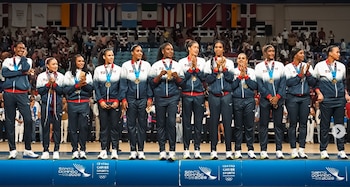 La Selección Dominicana de Voleibol Femenino celebra en el podio tras conquistar su séptimo título de oro consecutivo en los Juegos Centroamericanos y del Caribe (Cortesía: @COLIMDO).