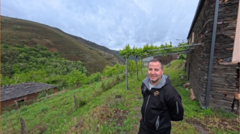 Álvaro vive en un pueblo abandonado en Asturias desde hace años y lo está reconstruyendo para que no caiga en el olvido. (YouTube/@hilux_aventura)